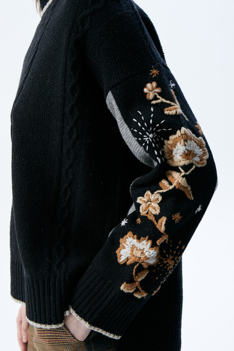 Nuevo Sweater Camelia Negro