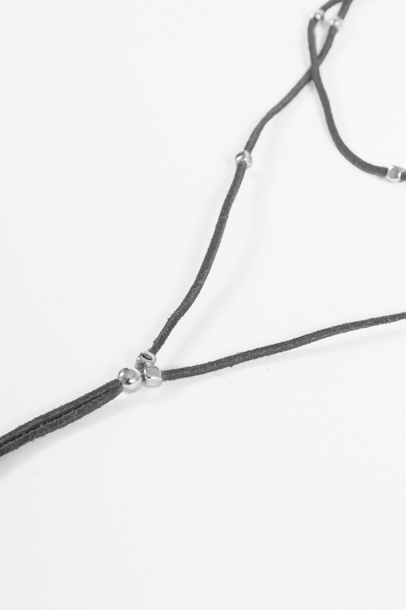 Collar cordón detalles metálicos negro