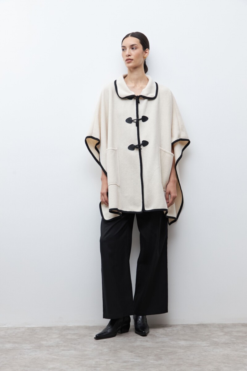 Capa con alamares y bolsillos crudo