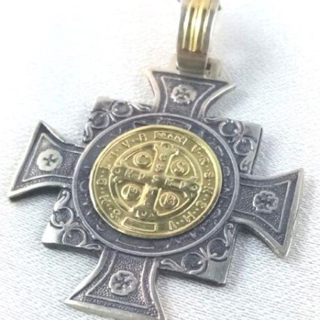 Cruz de San Benito de plata 925 y double en oro 18 Ktes. Medidas: 4 cm * 4 cm y espesor 2 mm. Cruz de San Benito de plata 925 y double en oro 18 Ktes. Medidas: 4 cm * 4 cm y espesor 2 mm.