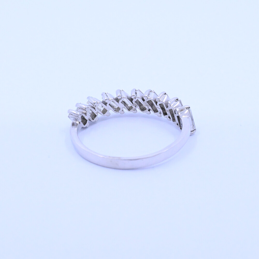 Anillo oro 18k blanco con brillantes baguette engarce 2 puntas. Anillo oro 18k blanco con brillantes baguette engarce 2 puntas.