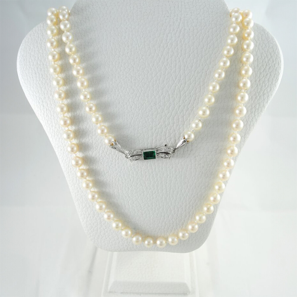 Collar De Perlas De Cultivo Con Broche En Oro Blanco, Brillantes Y Esmeralda Collar De Perlas De Cultivo Con Broche En Oro Blanco, Brillantes Y Esmeralda