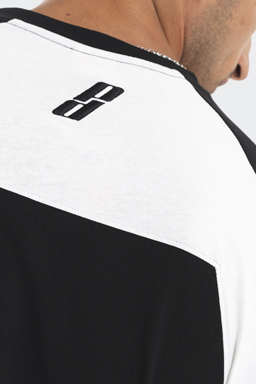 Remera Pulau Studios Negro