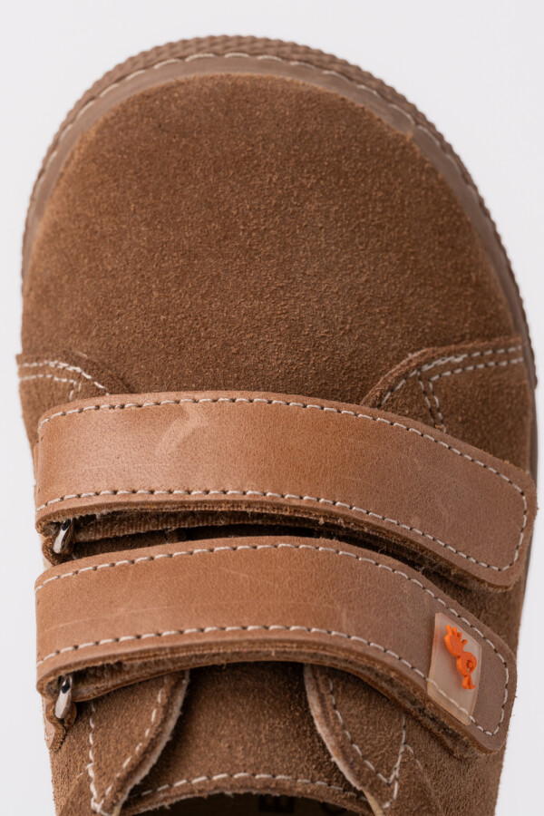 Zapatilla dos velcros serraje visón Beige