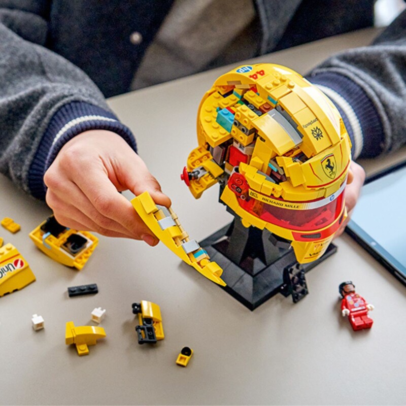 Casco de la Scuderia Ferrari HP de Lewis Hamilton 884 pcs 14+ Casco de la Scuderia Ferrari HP de Lewis Hamilton 884 pcs 14+