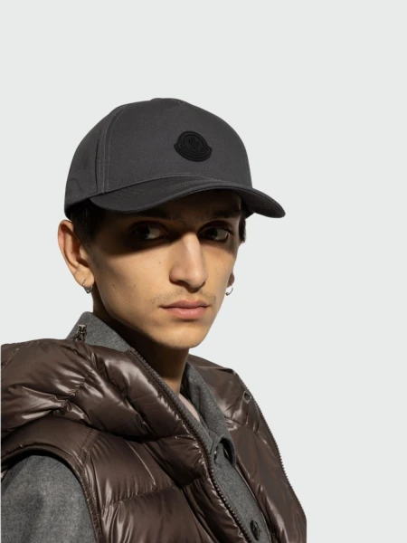 Moncler - Gorro con visera Gris