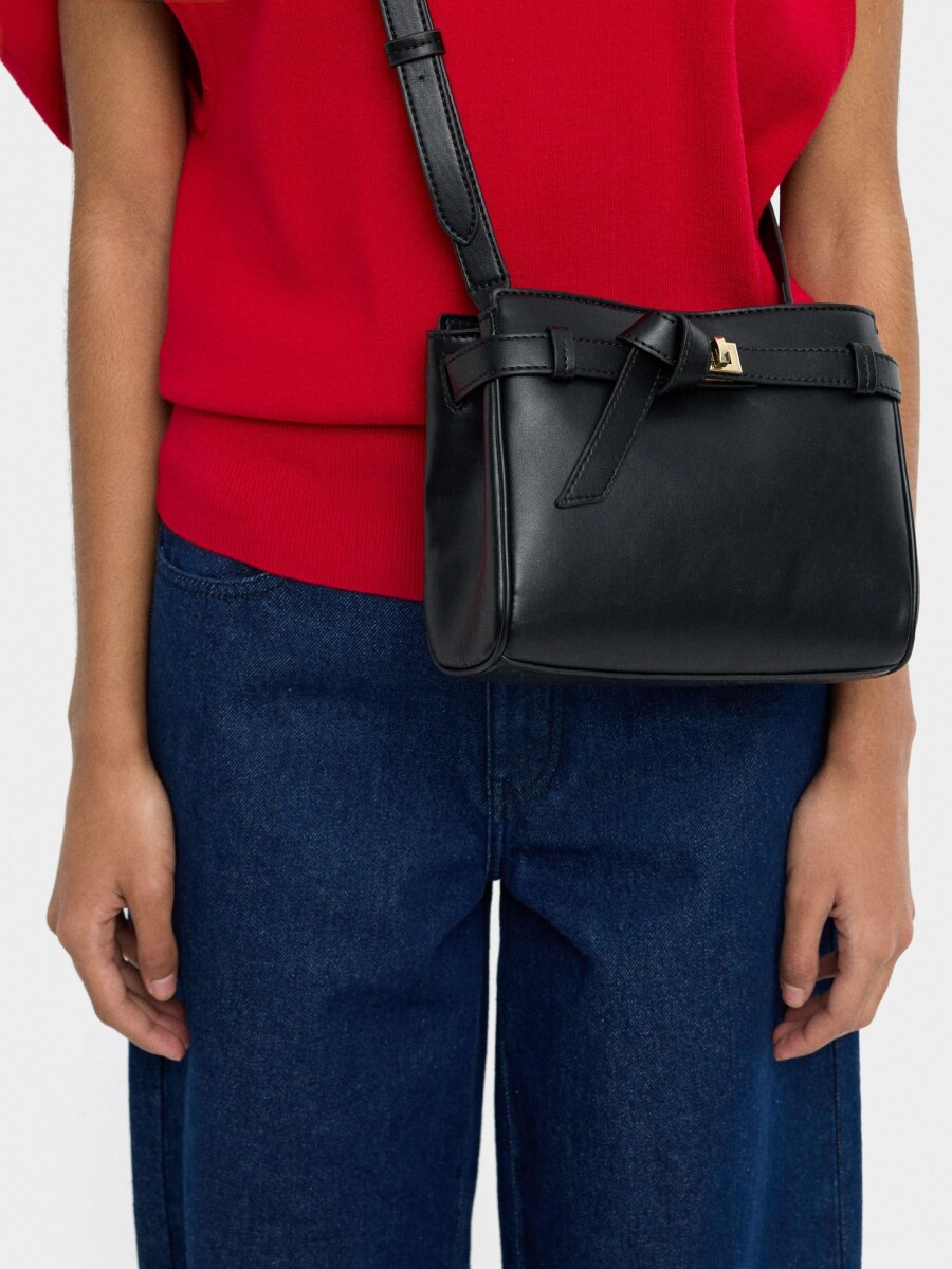 Bolso Bandolera Con Detalle De Cinturón negro