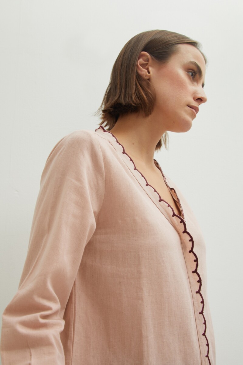 Blusa con bordado en contraste rosa