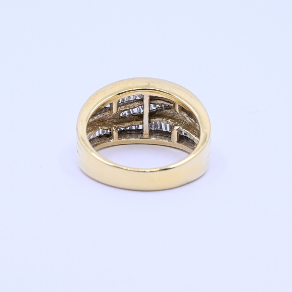 Anillo oro 18k con brillantes trapecio. Anillo oro 18k con brillantes trapecio.