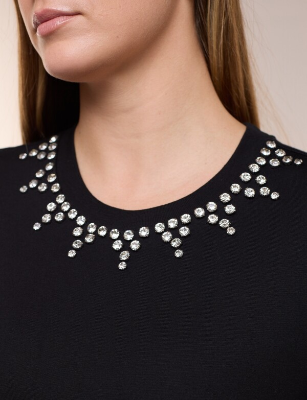 Remera De Algodón Con Aplique De Piedras En Escote NEGRO