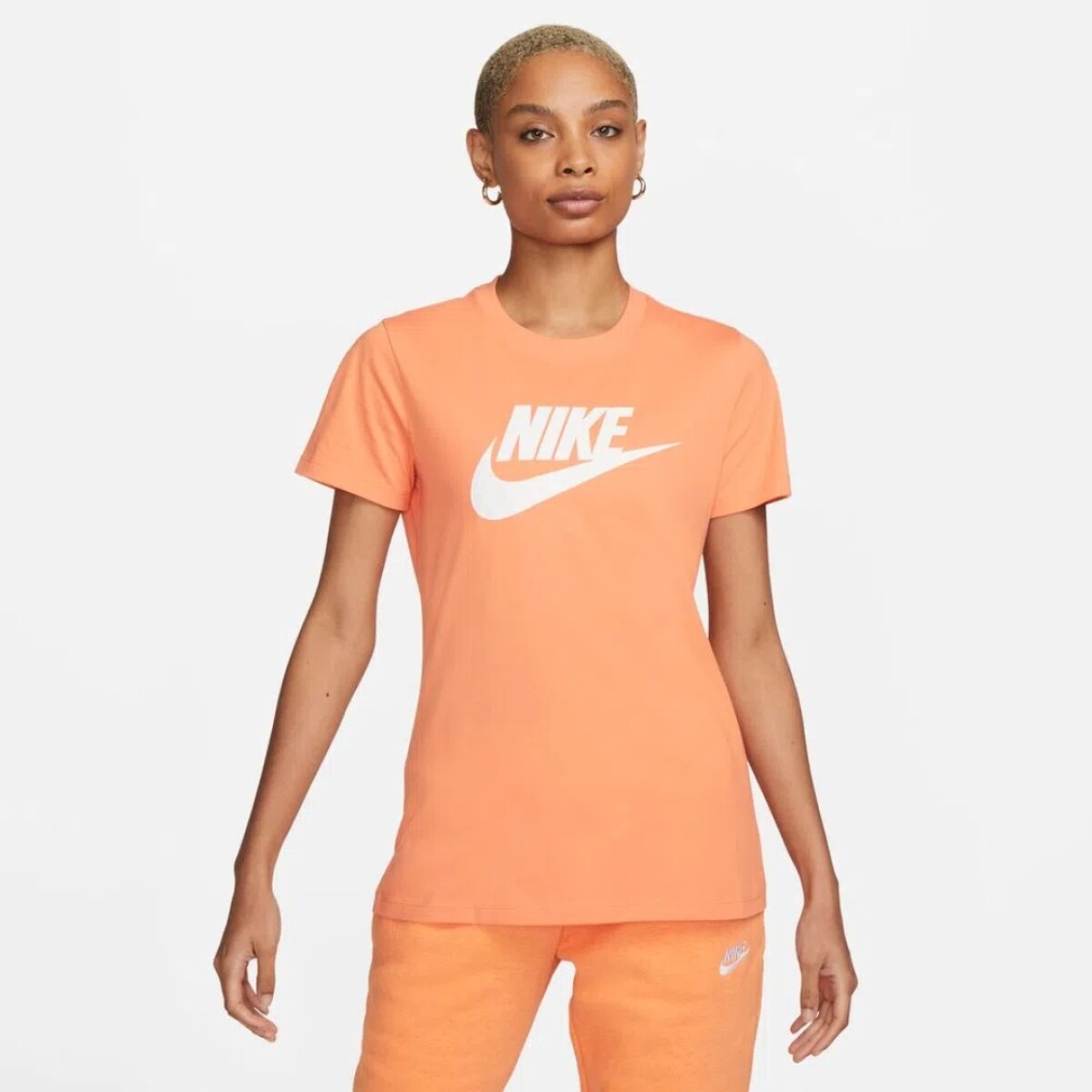 Remera Nike Moda Dama Tee Essntl Icon Futura Orange - S/C 