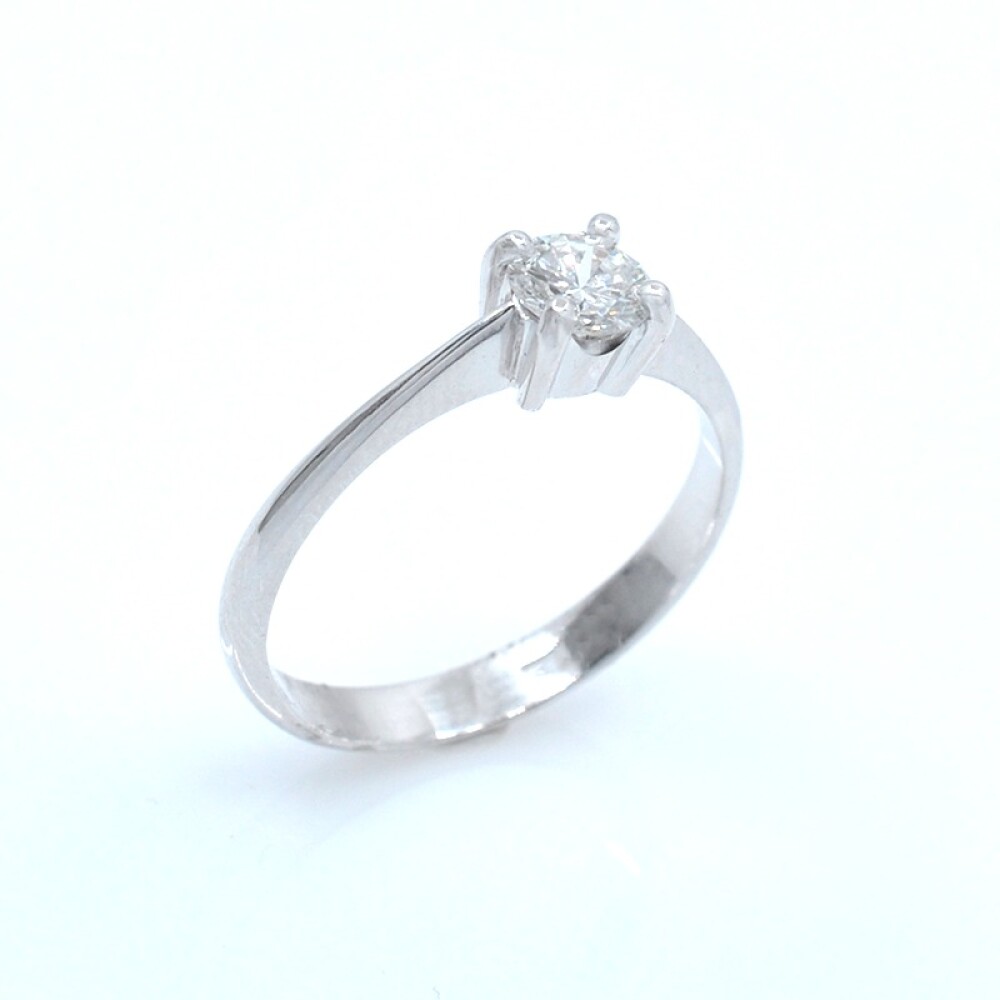 Anillo en oro 18k blanco y brillante. Anillo en oro 18k blanco y brillante.