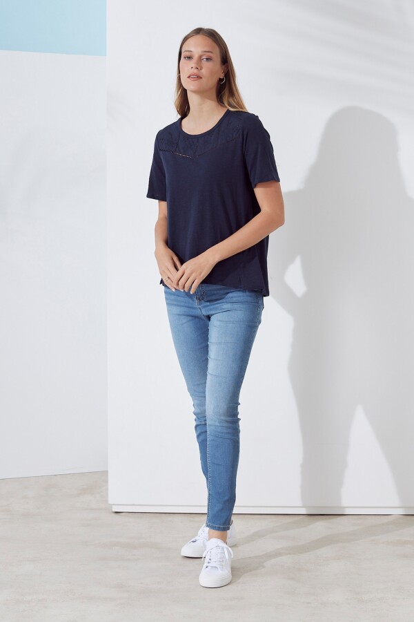 Remera Bordado AZUL