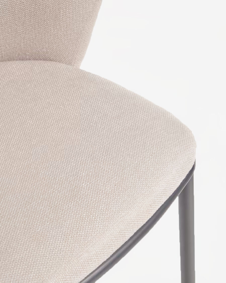Taburete Ciselia de chenilla beige y patas de acero con acabado negro altura 65 cm