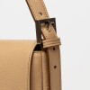 Cartera al hombro Signature en cuero charol Camel