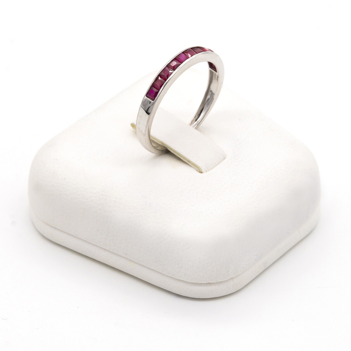 Anillo de oro 18 ktes gris con rubi. 