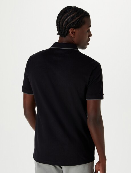 CAMISA DE CUELLO CON BORDADO NEGRO