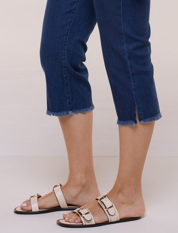 Capri On Cintura Faja Y Ruedo Desflecado JEAN