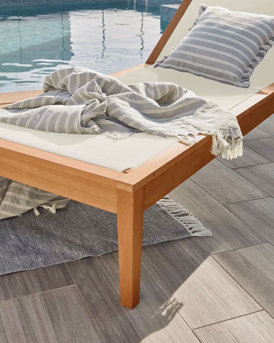 Reposera de exterior Caterin de madera maciza de eucalipto en color beige
