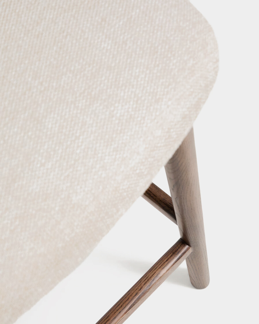 Taburete Ciselia chenilla beige y patas de madera maciza fresno acabado tono nogal FSC Mix Credit 65cm Taburete Ciselia chenilla beige y patas de madera maciza fresno acabado tono nogal FSC Mix Credit 65cm