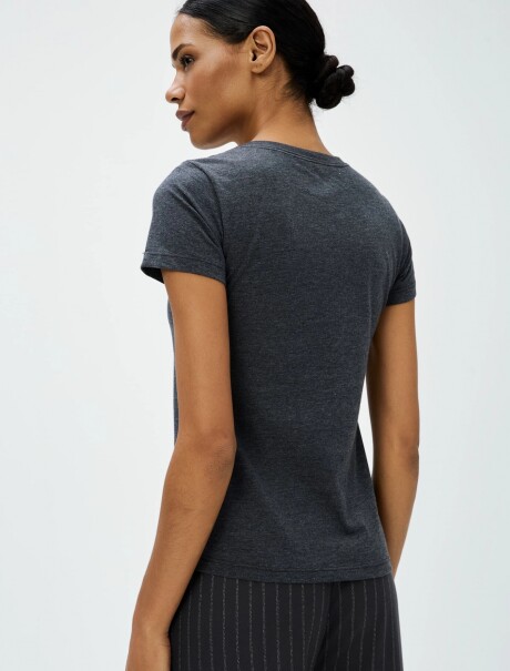 CAMISETA BÁSICA MANGA CORTA GRIS OSCURO