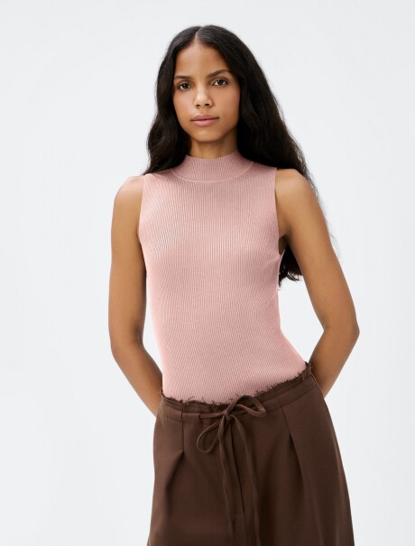 MUSCULOSA EN TELA ACANALADA CON CUELLO ALTO ROSA