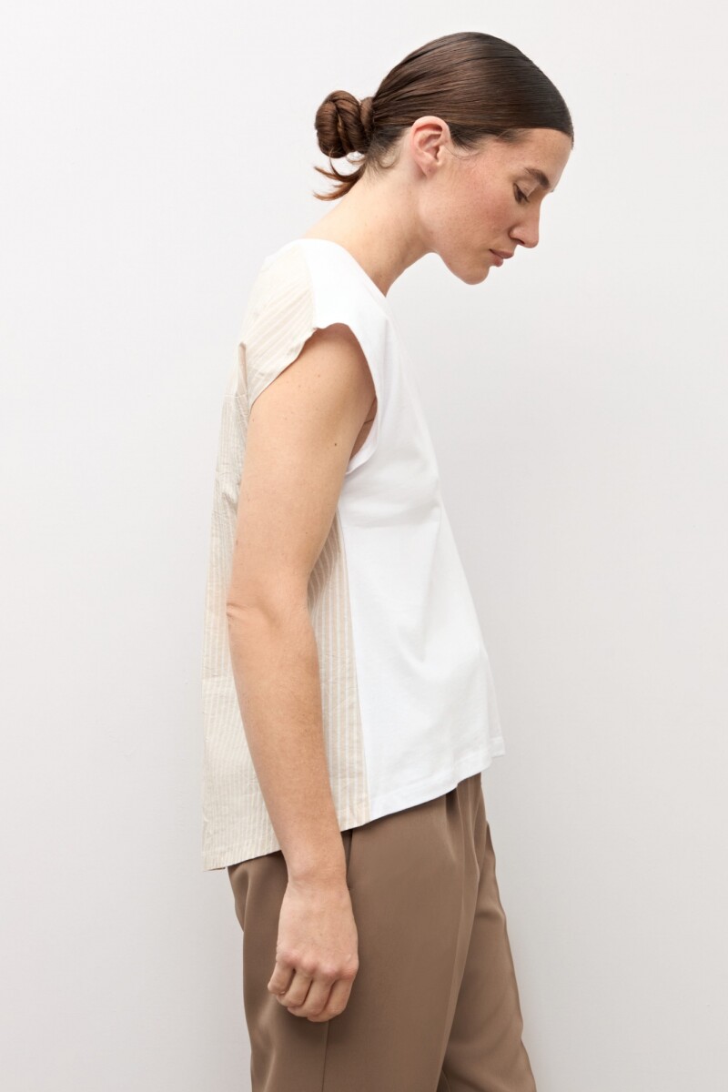 Remera combinada con botones blanco