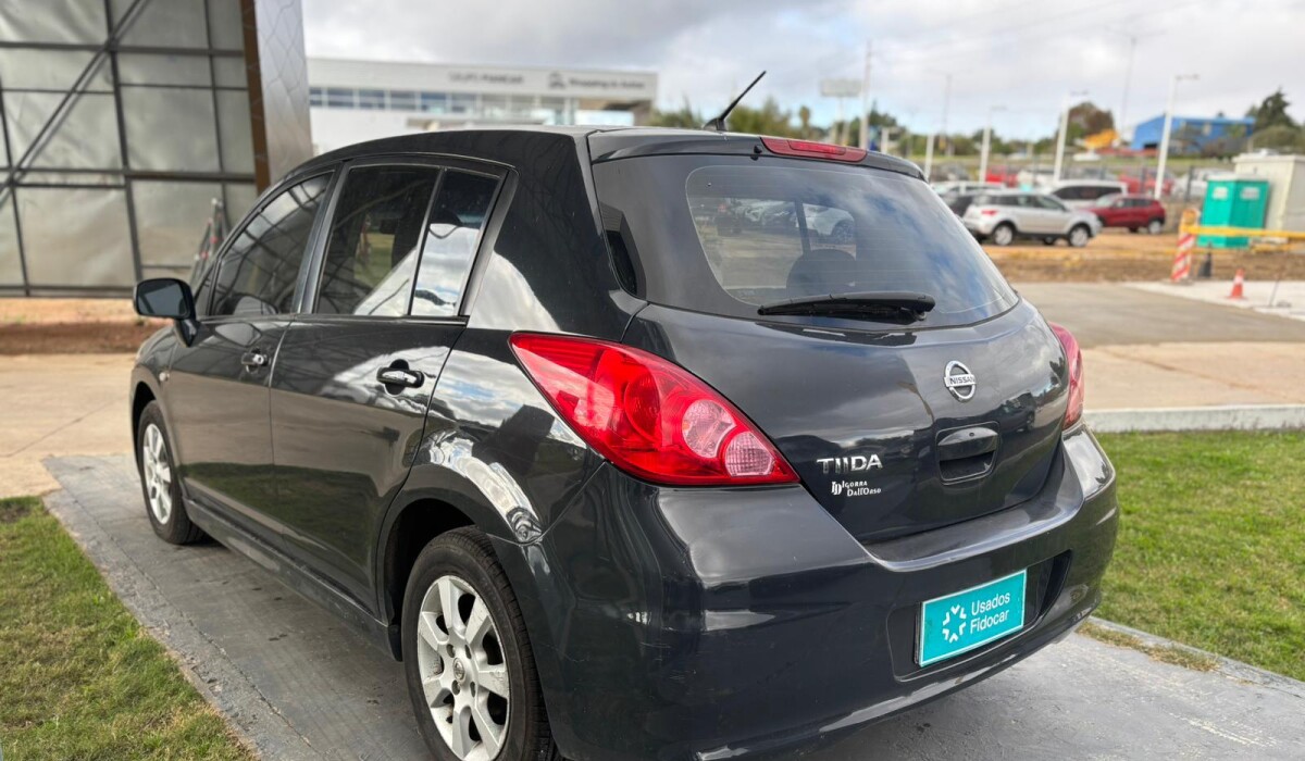 Nissan Tiida Estándar - 2010 Nissan Tiida Estándar - 2010