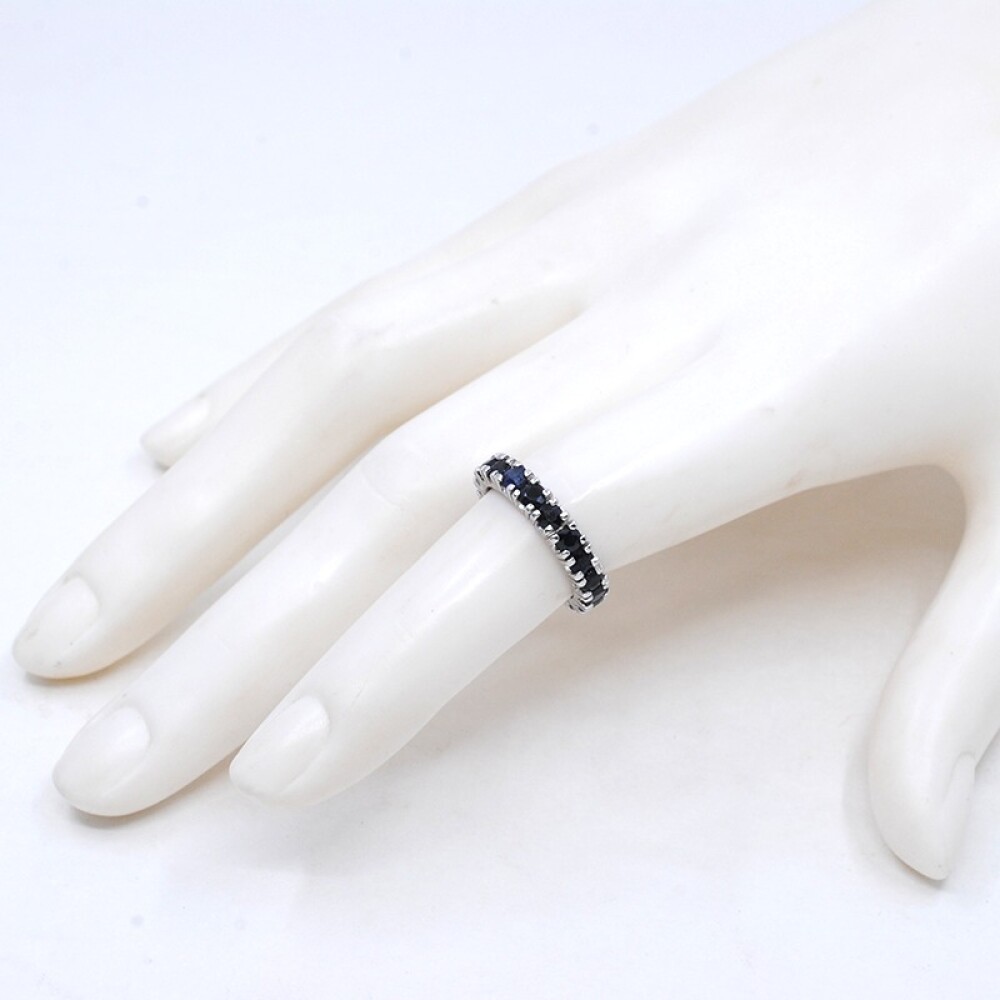 Anillo en oro 18k blanco y zafiros sintéticos Anillo en oro 18k blanco y zafiros sintéticos