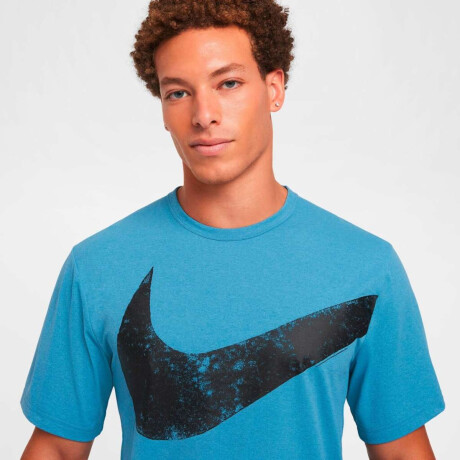 Remera Nike Hyverse Swoosh de Hombre Multicolor