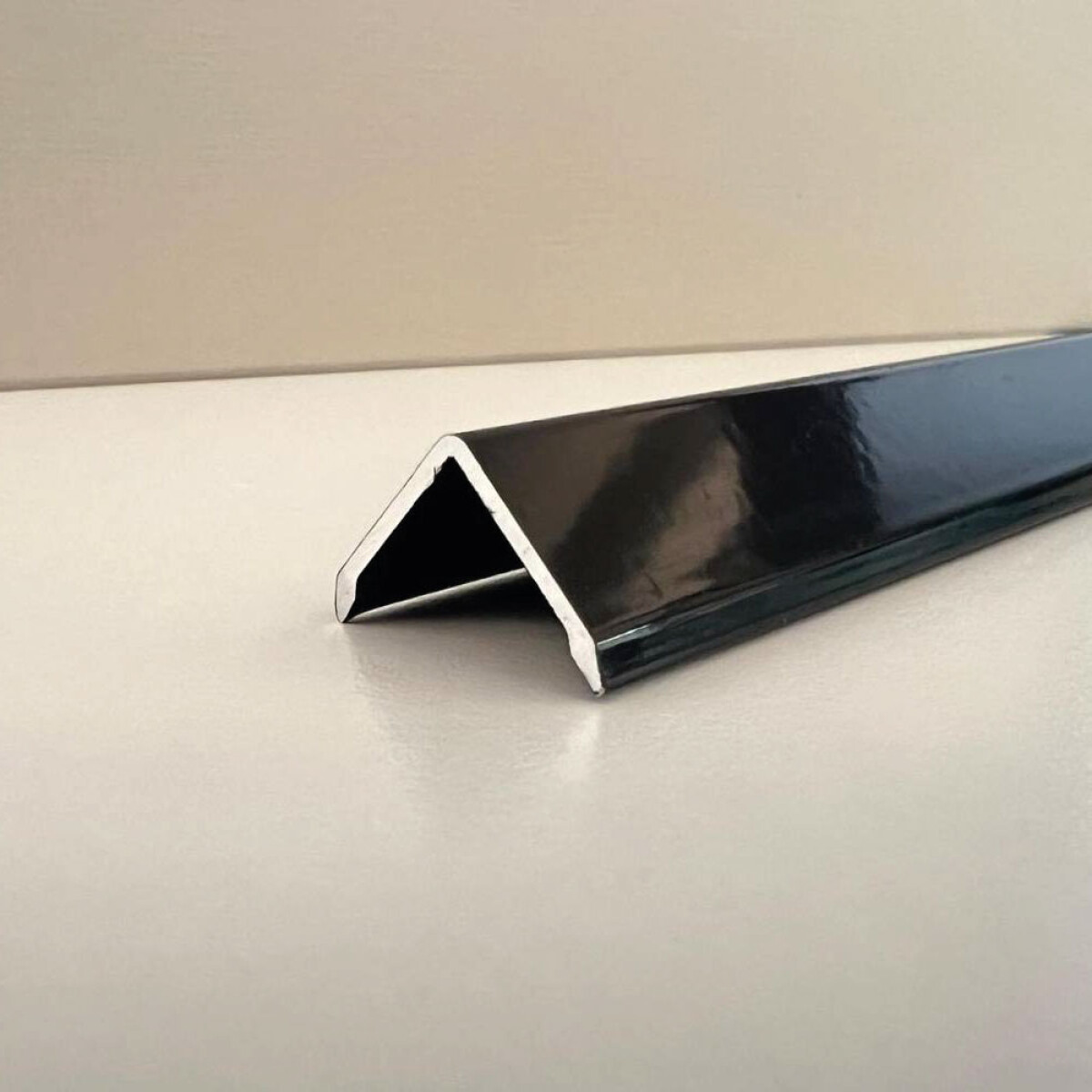 Tapacanto de Aluminio Negro 16 mm 