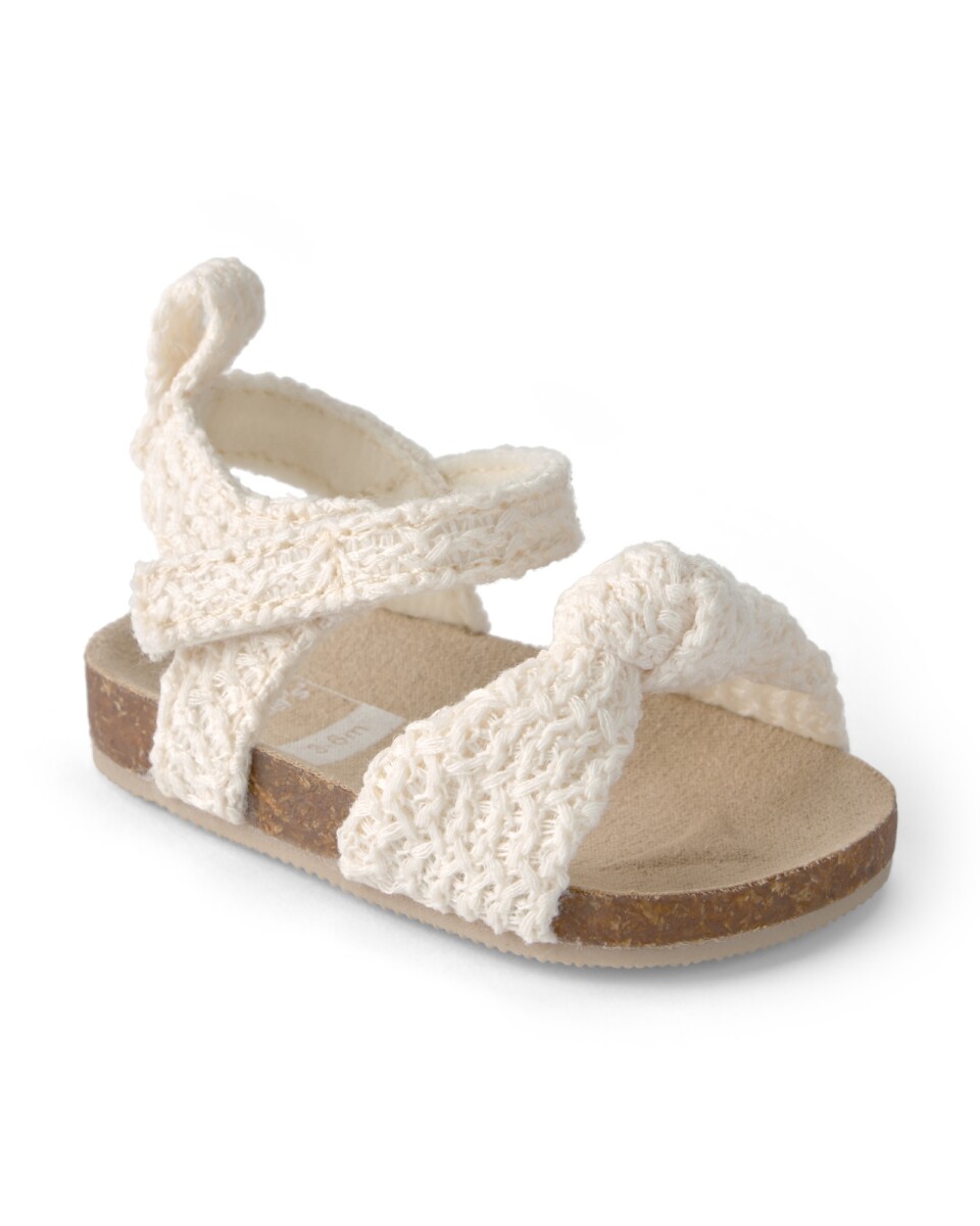 Sandalias crochet con velcro, en color crema 