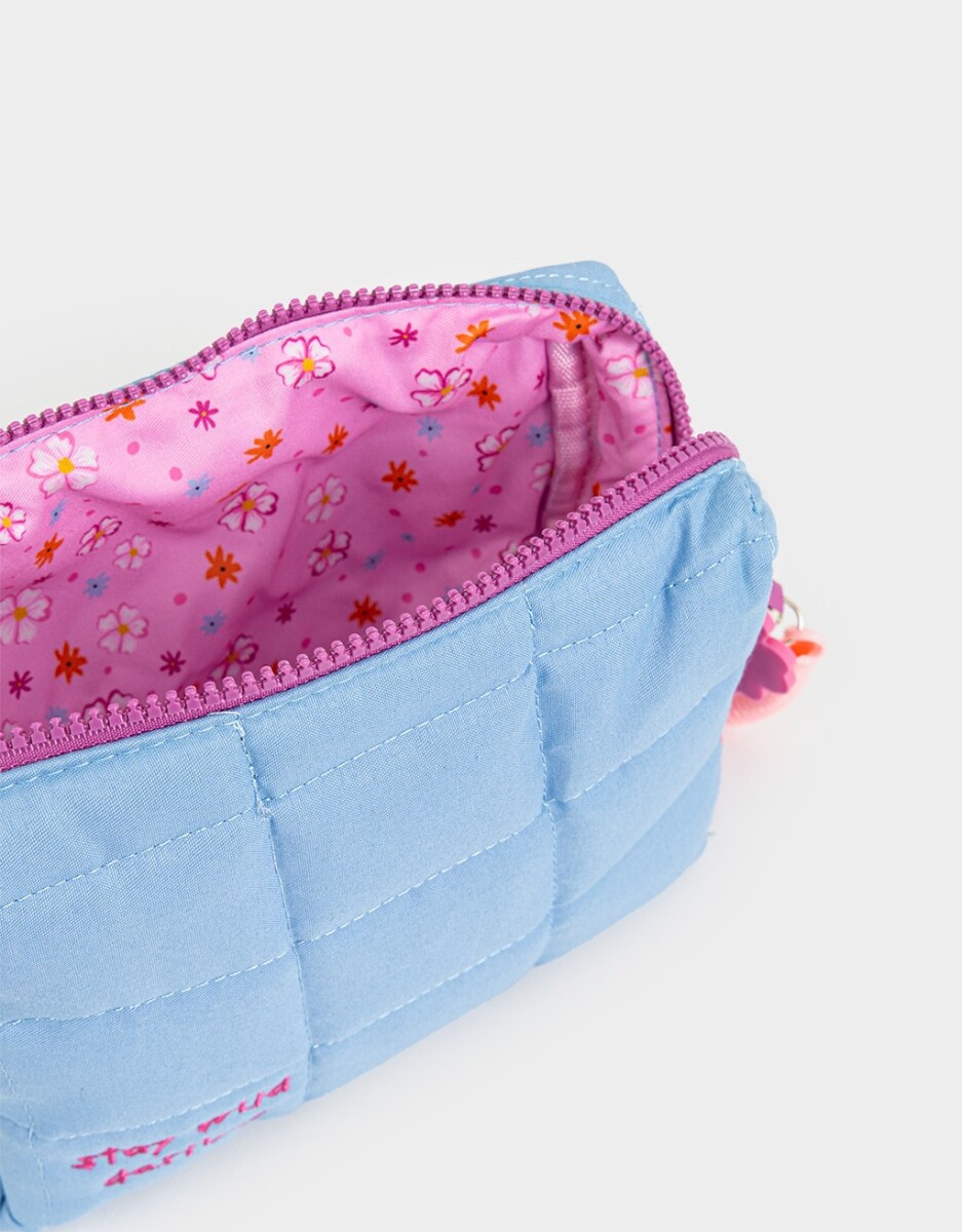 Cartuchera De Matelasé Con Strap Y Charm 