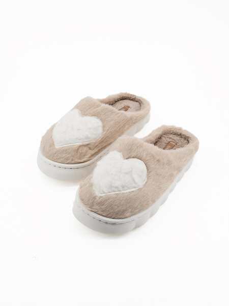 PANTUFLA CORAZÓN BEIGE