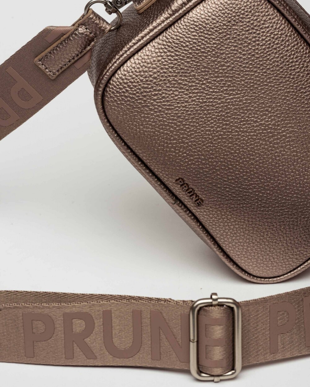 Mini Bag Adisa En Efecto Cuero Graneado Metalizado