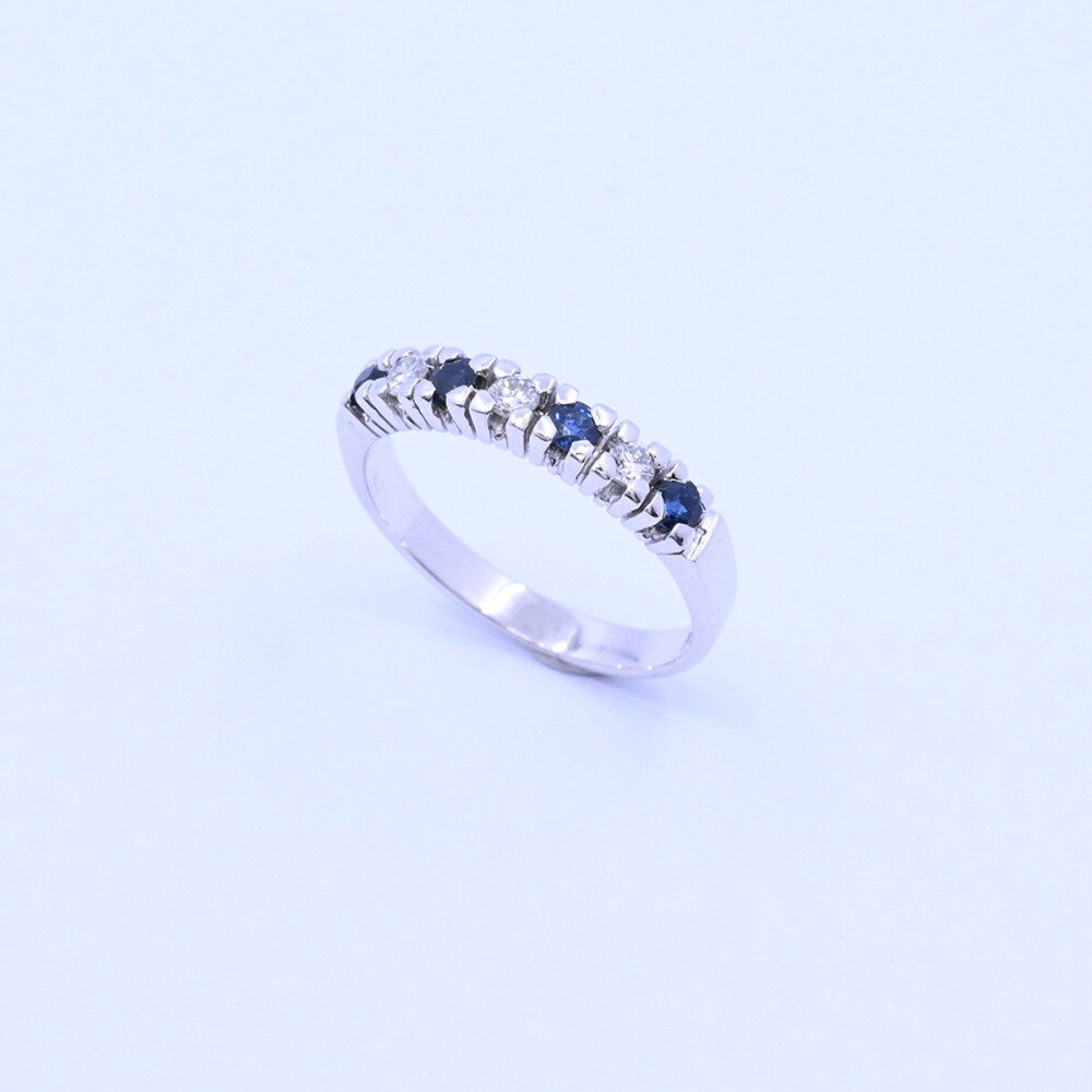 Anillo medio sin fin oro 18k blanco con zafiros y brillantes. Anillo medio sin fin oro 18k blanco con zafiros y brillantes.