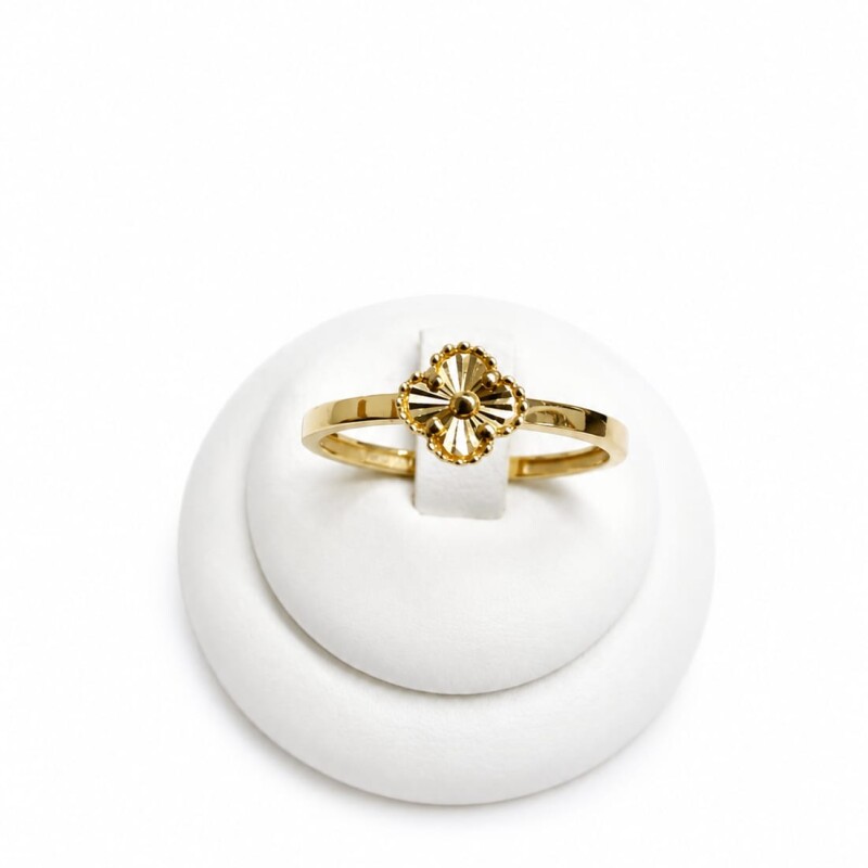 Anillo Flor al centro. Oro 10kt Anillo Flor al centro. Oro 10kt