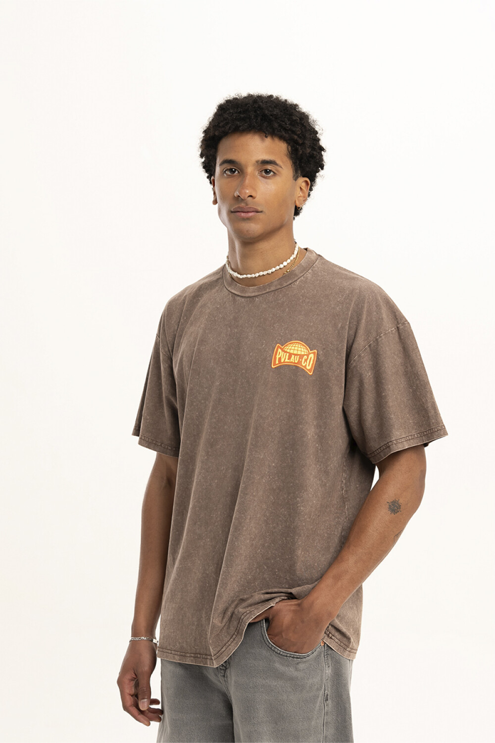Remera Pulau WW Marrón