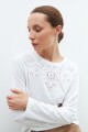 Remera con bordados calados blanco