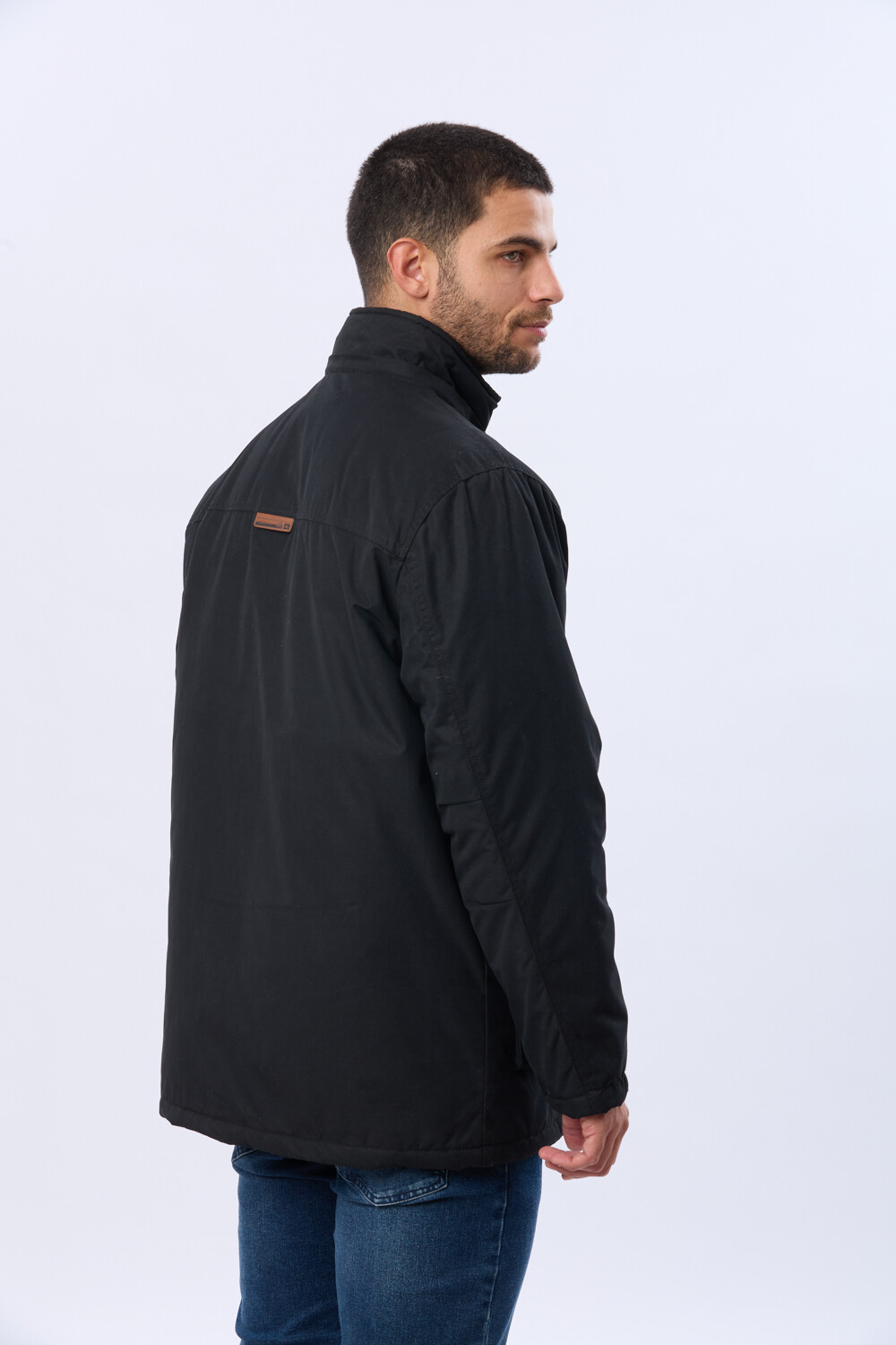 CAMPERA CON CAPUCHA DESMONTABLE Negro