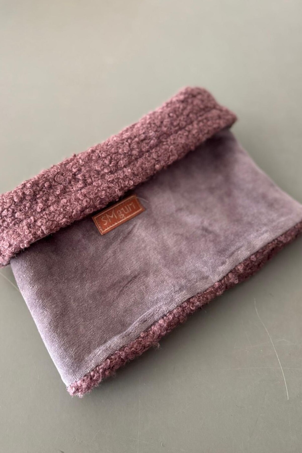 Mini Neck Gurí Gris / Chocolate