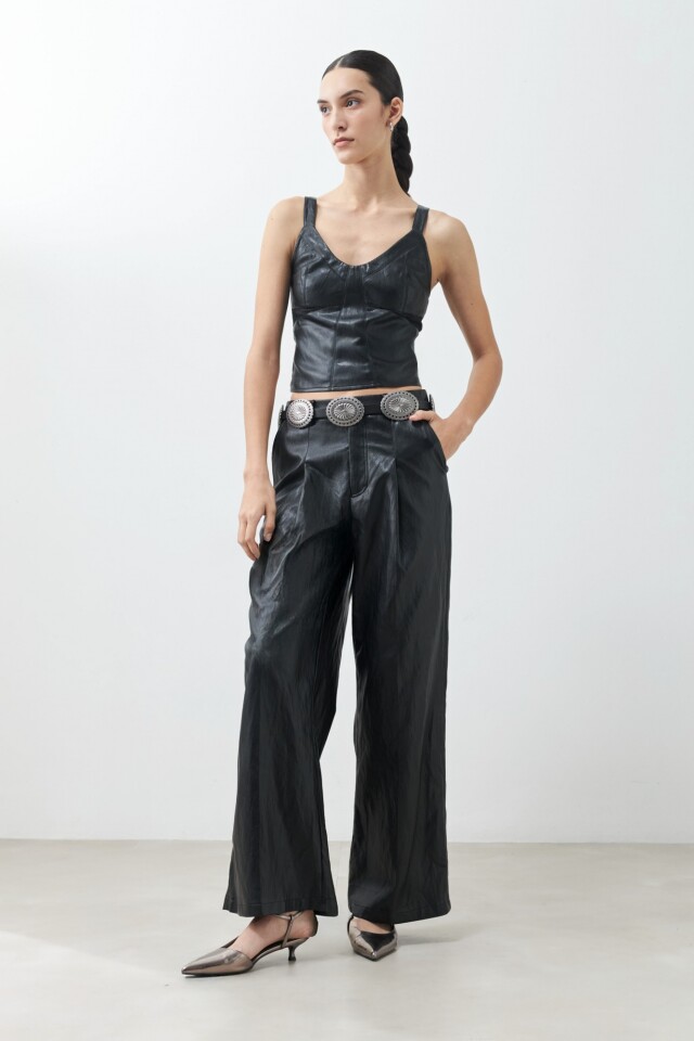 Top eco cuero con cortes y tul negro