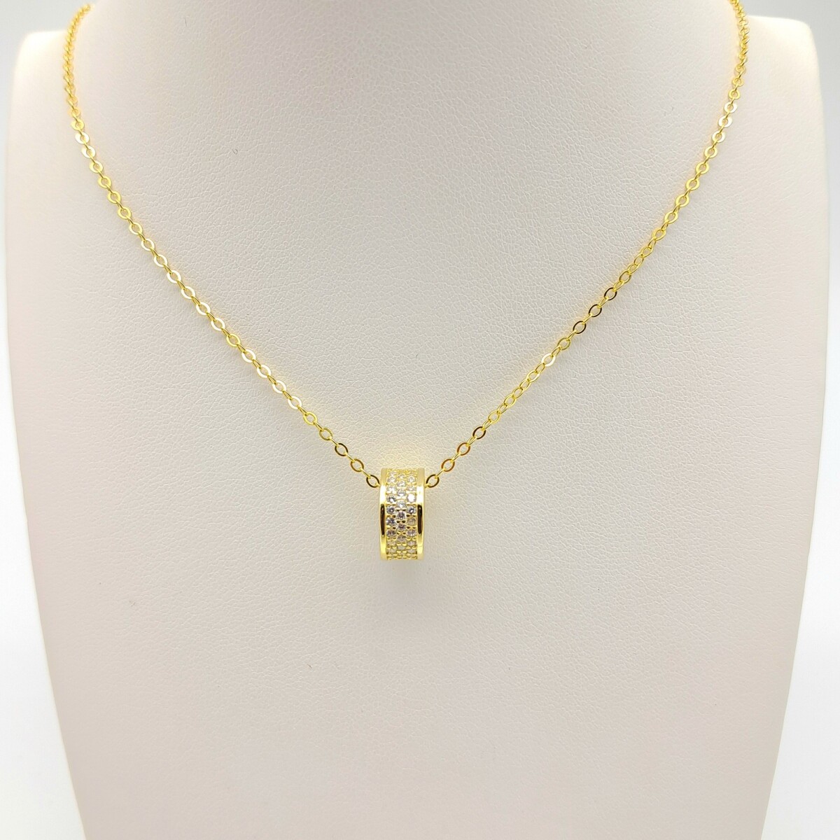 Conjunto de cadena en plata 925 con llamador de angeles con circonia y baño de oro . 