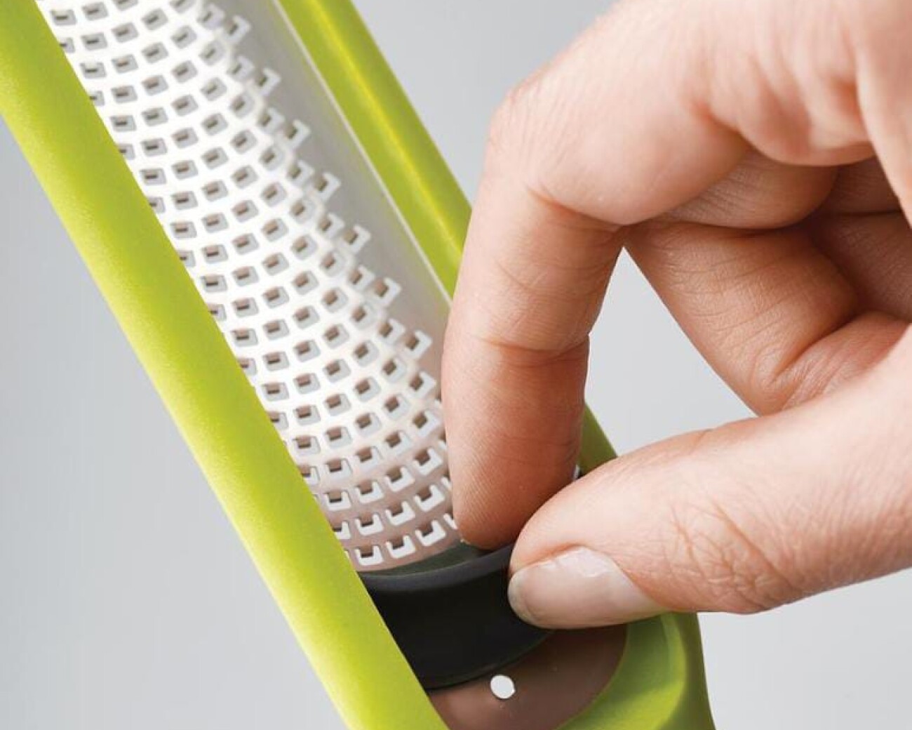 Rallador mini, ergonómico con limpiador integrado Rallador mini, ergonómico con limpiador integrado