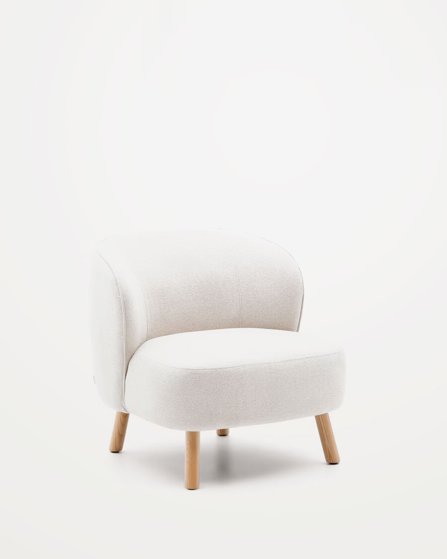Butaca Ulit de chenilla beige y patas de madera maciza haya acabado natural