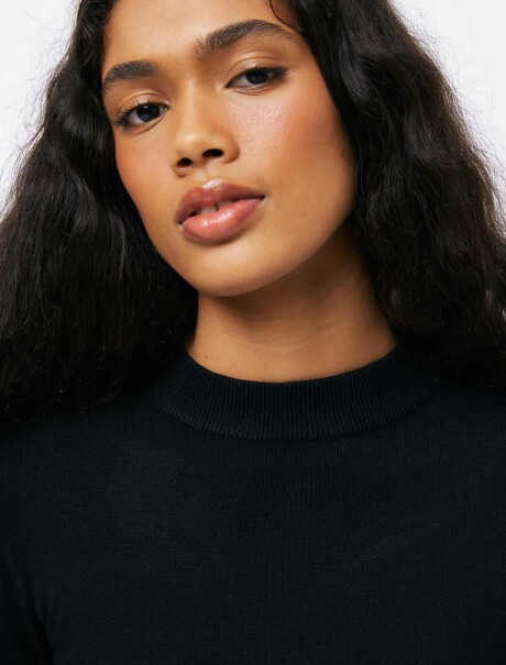 BLUSA DE MANGA LARGA, CORTE AJUSTADO Y CUELLO ALTO NEGRO