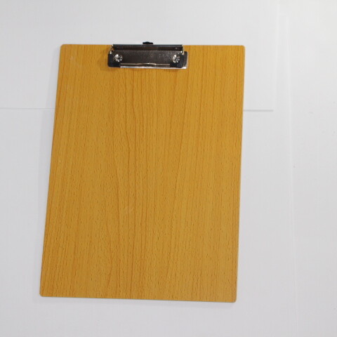 TABLA CON APRIETAPAPEL TAMAÑO A4 DE MADERA. TABLA CON APRIETAPAPEL TAMAÑO A4 DE MADERA.