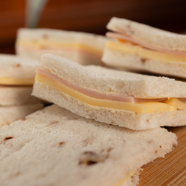 Sandwiches mixtos en pan de nuez Sandwiches mixtos en pan de nuez