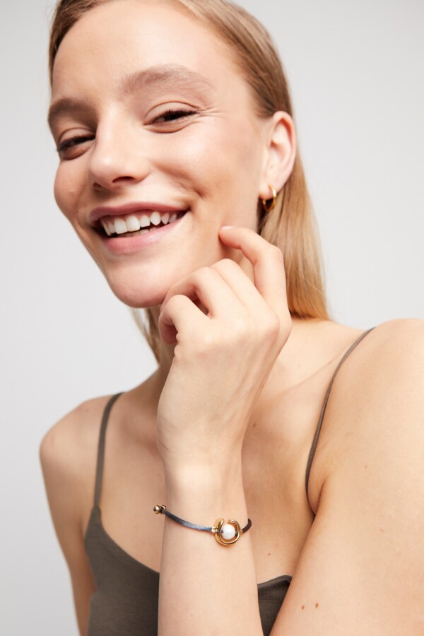 PULSERA DE HILO NEGROSO CON PERLA SHELL FORNITURA BAÑADA EN ORO 18K. Pulsera