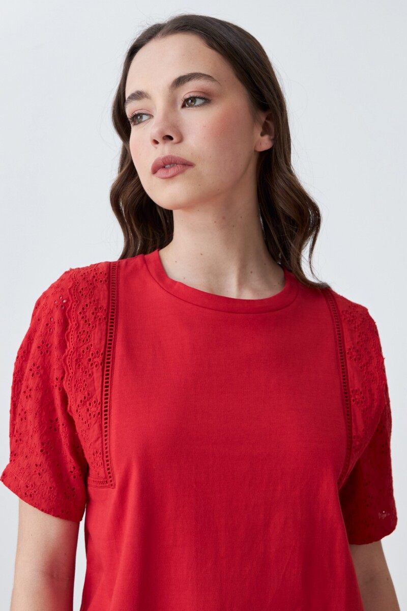 Remera con broderie rojo